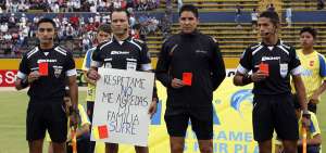 La terna arbitral, liderada por Carlos Orbe, sali&oacute; a la cancha con un cartel pidiendo respeto a su profesi&oacute;n.