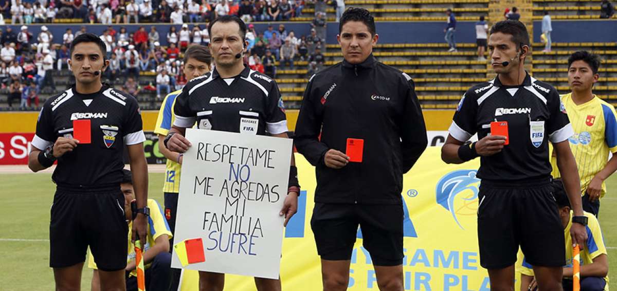 La terna arbitral, liderada por Carlos Orbe, sali&oacute; a la cancha con un cartel pidiendo respeto a su profesi&oacute;n.
