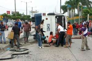 Una mujer falleci&oacute; durante volcamiento de un bus 