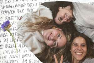 La canci&oacute;n fue producida por Andr&eacute;s Leal, productor y m&uacute;sico vinculado al trabajo de Carlos Vives.