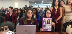 La fiscal Mayra Soria (i) en la audiencia de juicio en contra de Jonathan C. por caso Juliana Camporverde. 