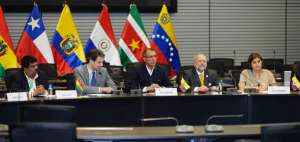 El canciller Guillaume Long (izq.), el vicepresidente de la Rep&uacute;blica, Jorge Glas (centro), y el ministro Carlos Pareja (der.), durante el encuentro.
