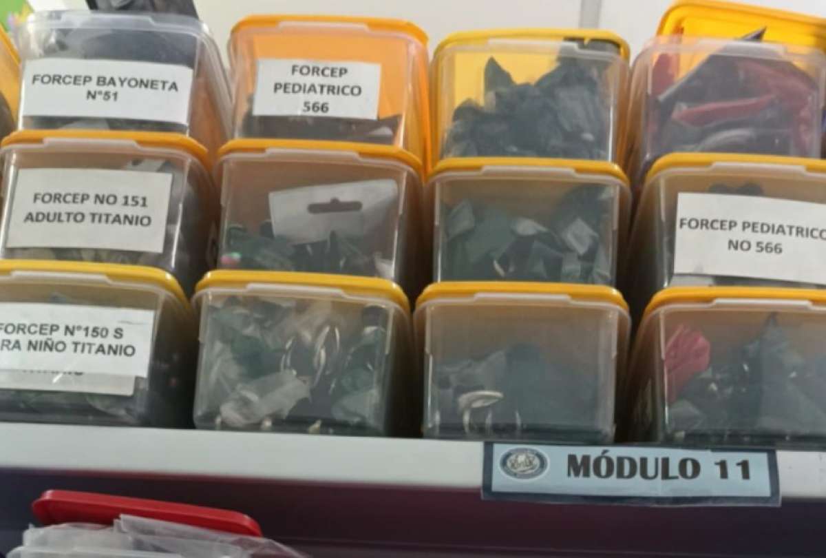 Casi 5.000 dispositivos médicos irregulares fueron decomisados en un local de Cuenca.
