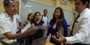 Los estudiantes realizaron encuestas para identificar el conocimiento que tiene la poblaci&oacute;n sobre la venta obligatoria de los medicamentos gen&eacute;ricos. Miguel Castro / El Tel&eacute;grafo