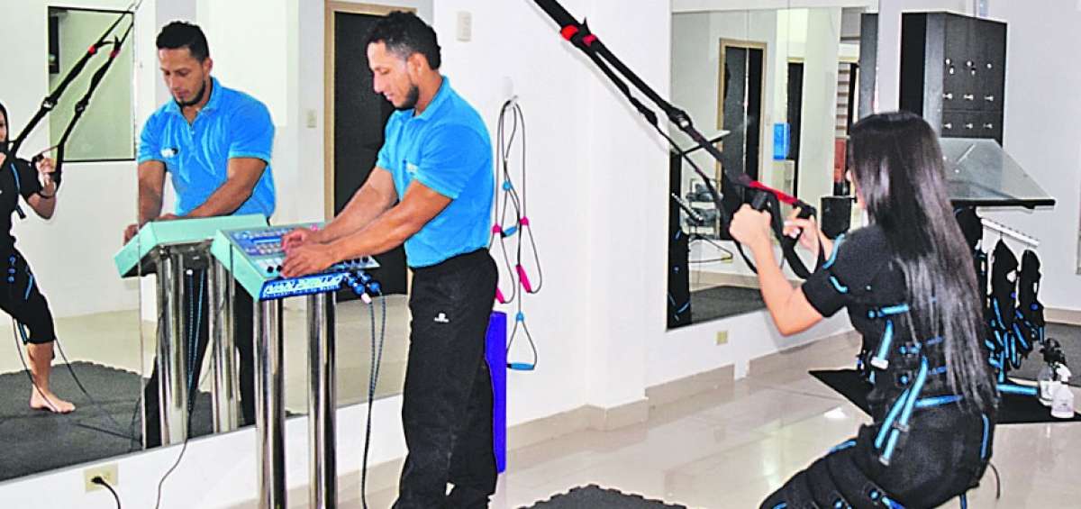 El sistema trabaja de forma activa y los m&uacute;sculos reciben estimulaci&oacute;n a trav&eacute;s de electrodos, mientras se realiza un trabajo f&iacute;sico espec&iacute;fico.