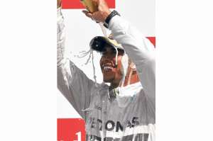 Lewis Hamilton, triunfa en el circuito de Silverston.