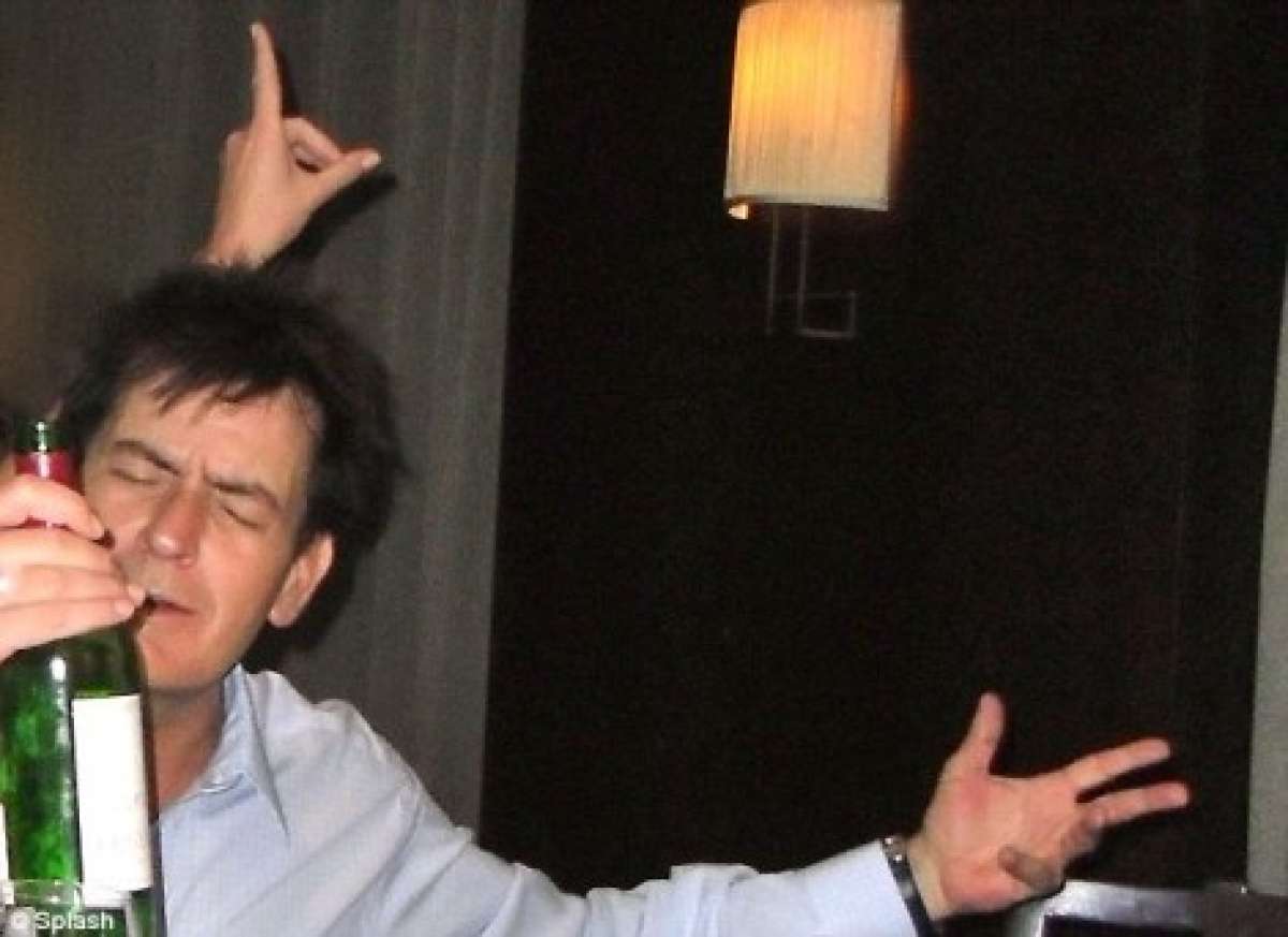 La buena juma de Charlie Sheen es todo un suceso en YouTube (VIDEO)