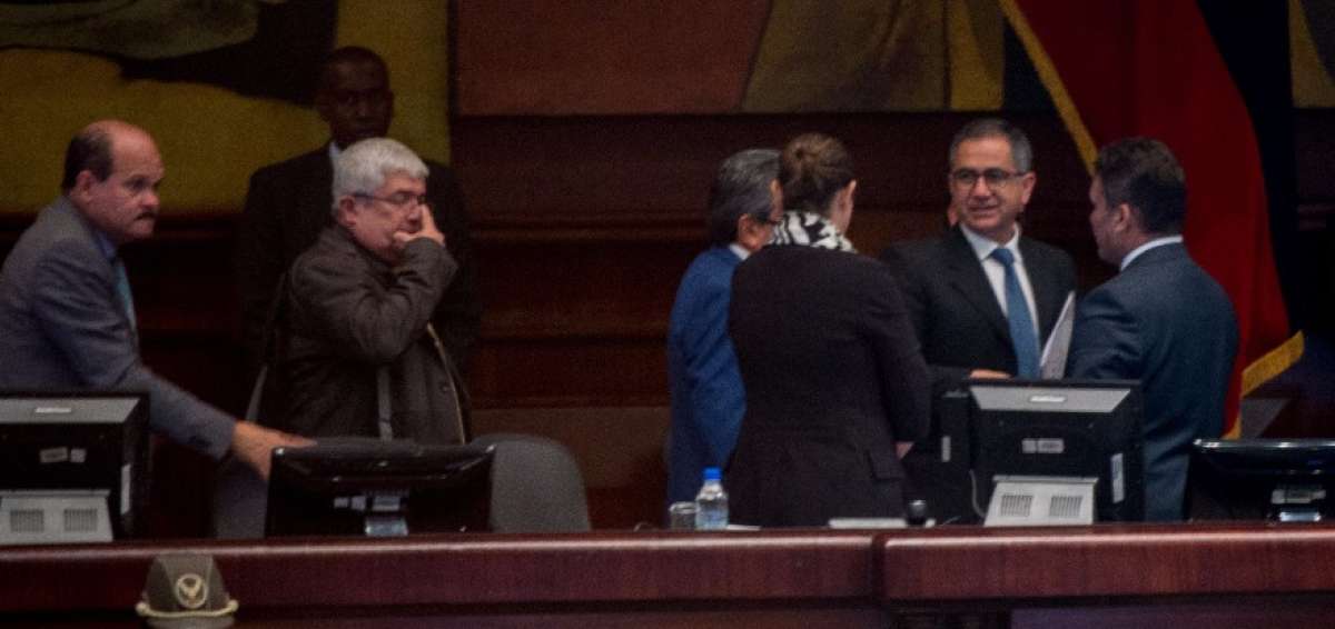 Augusto Barrera, titular de Senescyt, dialoga con Jos&eacute; Serrano, presidente de la Asamblea.