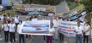 La concentraci&oacute;n fue a la altura de la urbanizaci&oacute;n Terranostra, desde donde sali&oacute; la caravana de veh&iacute;culos que portaban banderas de Guayaquil.