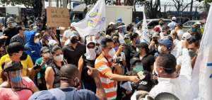Maestros, estudiantes&nbsp;y trabajadores de las empresas p&uacute;blicas protestan contra medidas econ&oacute;micas