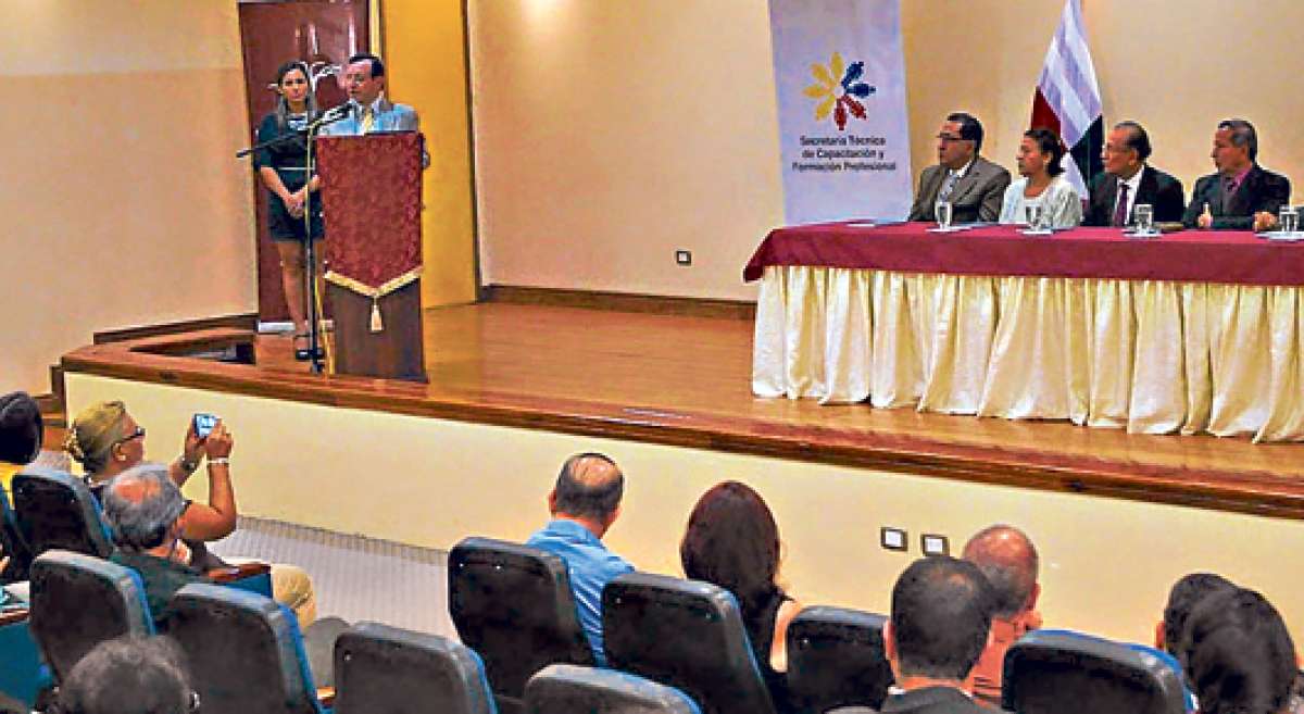 Libro de Zambrano busca el desarrollo de los docentes