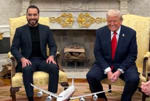 Nayib Bukele (izq.) en su reunión con Donald Trump en la Casa Blanca. 