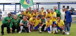 Los seleccionados brasile&ntilde;os y el cuerpo t&eacute;cnico del equipo, celebran con el trofeo de campeones tras ganar la final frente al elenco argentino.