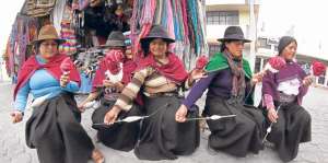 Las hilanderas de Salasaca realizan su ancestral labor en diversos puntos como el parque y la plaza del pueblo. Foto: Roberto Ch&aacute;vez / El Tel&eacute;grafo