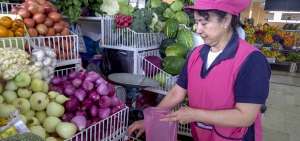 Rosa de Collaguazo, quien hace 20 a&ntilde;os vende en el mercado Am&eacute;rica, ha vuelto a usar fundas de pl&aacute;stico para atender a sus clientes.