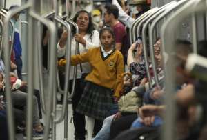 Objetos olvidados en estaciones y trenes del Metro de Quito son registrados y almacenados.