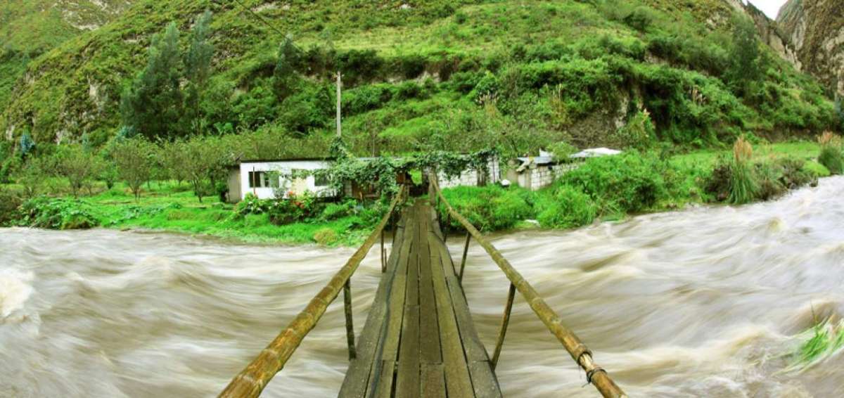 La crecida del r&iacute;o Ambato, denominado Culapachan en Quill&aacute;n, afecta varias viviendas y puentes del sector.