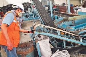 Quince minutos toma convertir las llantas usadas en diferentes productos, como baldosas, adoquines y otros. Foto: WILLIAM ORELLANA/ EL TEL&Eacute;GRAFO