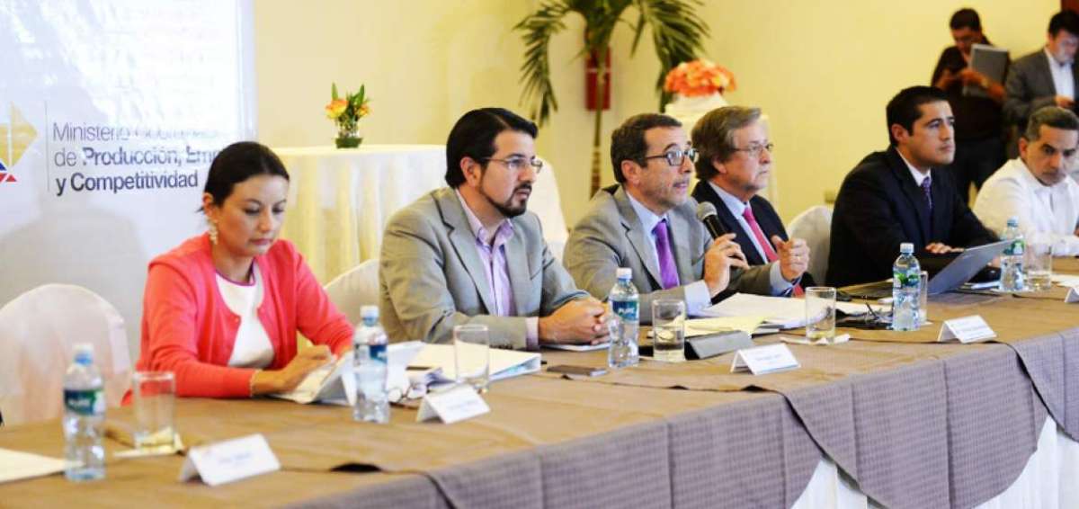 Ministros del sector productivo se reunieron ayer en Cuenca con empresarios privados.