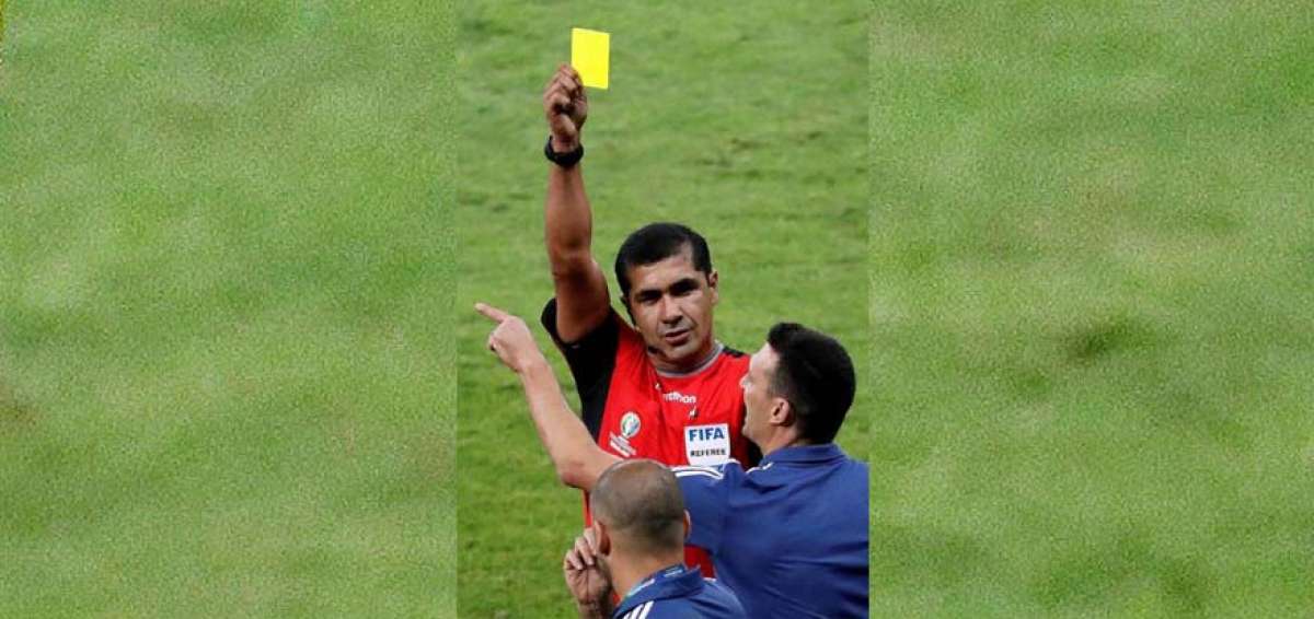 El juez ecuatoriano Roddy Zambrano le exhibi&oacute; la tarjeta amarilla al t&eacute;cnico de Argentina Lionel Scaloni en la Copa Am&eacute;rica. 