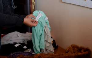 Entre las evidencias se encontraron etiquetas de todo tipo con la leyenda de "Hecho en Ecuador", tambi&eacute;n se exhibi&oacute; la ropa que ten&iacute;a la doble etiqueta. Foto: Alvaro P&eacute;rez/ El Tel&eacute;grafo