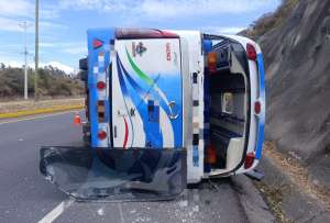 Siete personas heridas tras volcamiento de autobús en Pifo