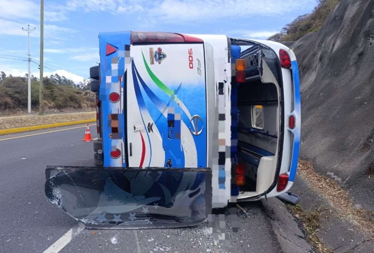 Siete personas heridas tras volcamiento de autobús en Pifo
