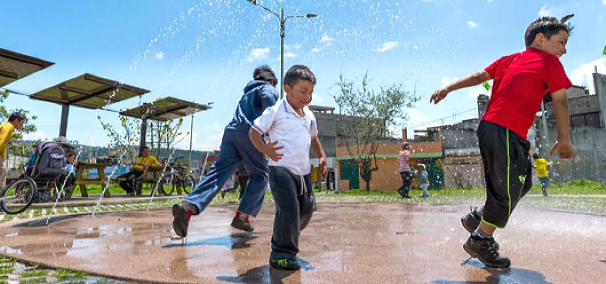 Los habitantes de Pueblo solo Pueblo, en especial los ni&ntilde;os, disfrutan del parque de 8.900 m&sup2; construido por la actual administraci&oacute;n municipal mediante una inversi&oacute;n de $ 491.650 en un &aacute;rea donada. Foto: John Guevara | El Tel&eacute;grafo