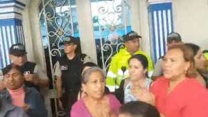 Familiares de las v&iacute;ctimas llegaron hasta la audiencia de juzgamiento de la persona detenida por el accidente, para exigir justicia.