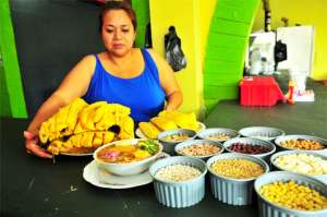 Los precios de la fanesca, que se prepara con una variedad de granos y pescado salado, bordean los $ 6 y $ 8, dependiendo del sitio. Foto: Miguel Castro.