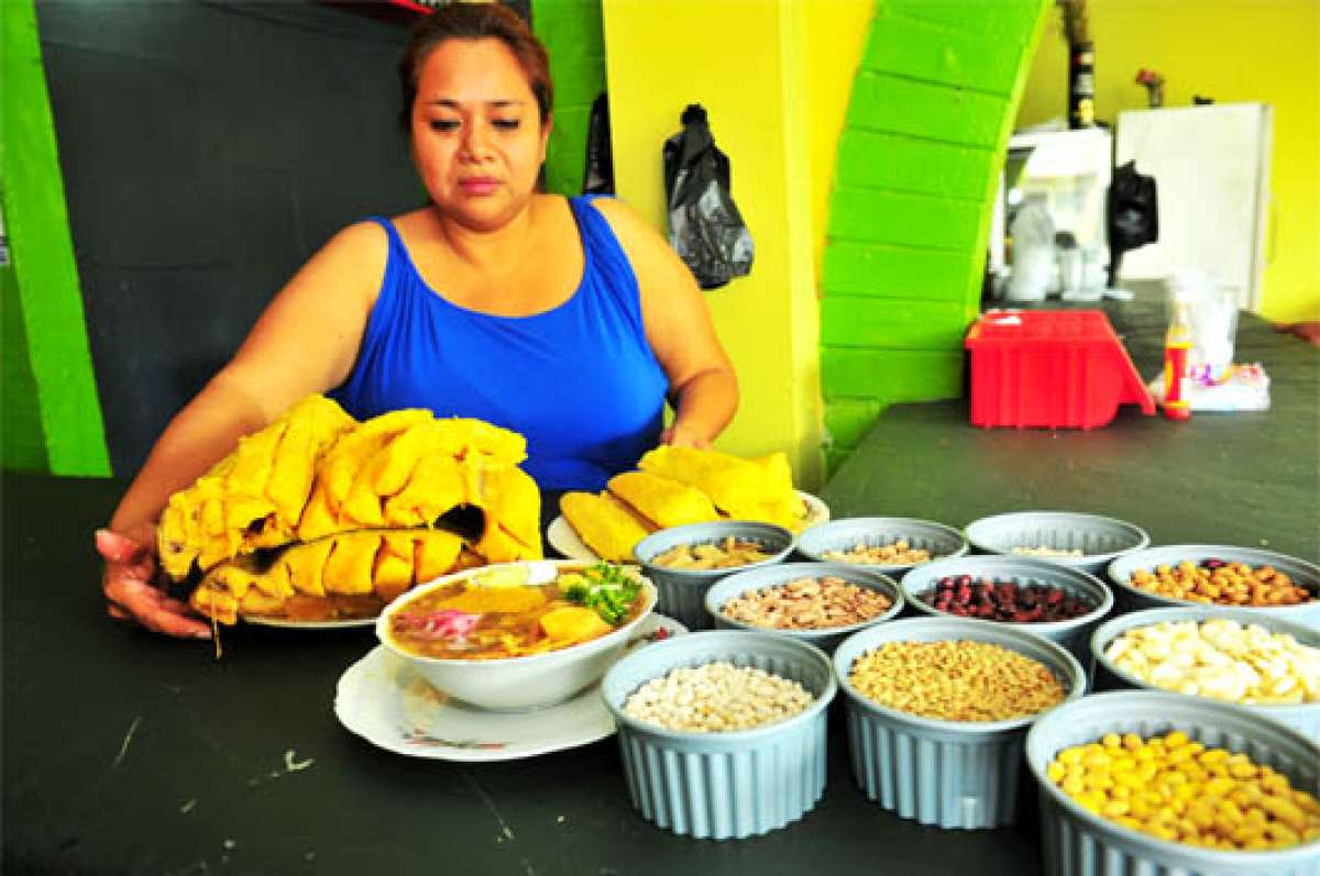 Los precios de la fanesca, que se prepara con una variedad de granos y pescado salado, bordean los $ 6 y $ 8, dependiendo del sitio. Foto: Miguel Castro.