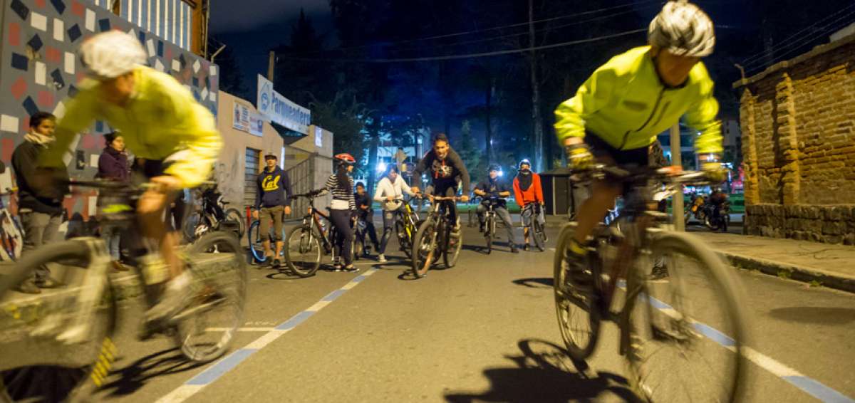 La Alcald&iacute;a capitalina ha implementado proyectos como bicipaseos nocturnos y trazado de nuevas ciclov&iacute;as, mientras reduce el presupuesto para el &aacute;rea.