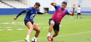 Mej&iacute;a (rosado) durante un entrenamiento de su club.