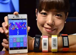 Sony mostr&oacute; su smartphone Xperia Z3 y su Smartband Talk. Foto: AFP