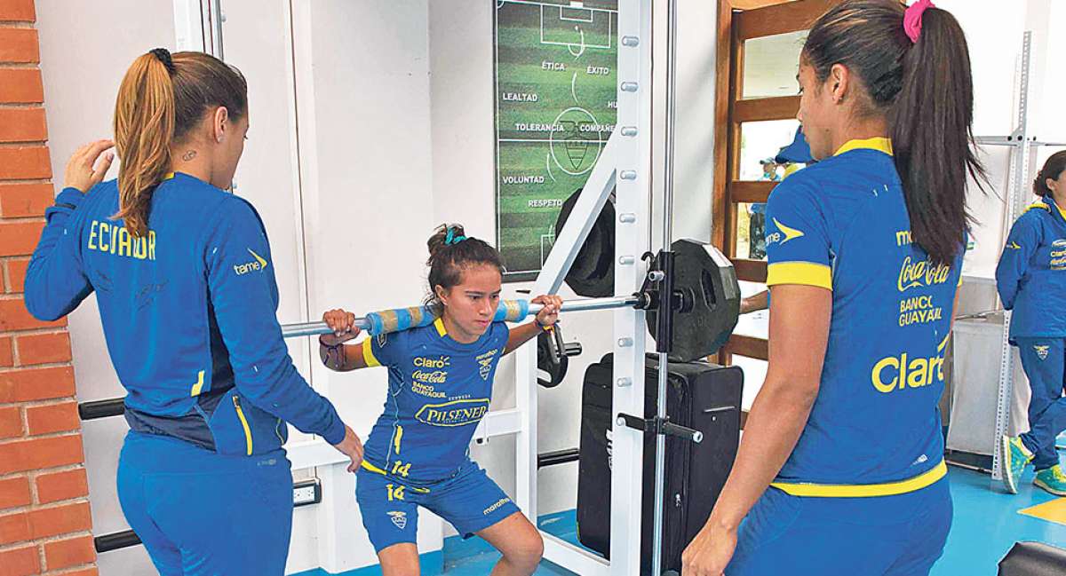 Las jugadoras de la selecci&oacute;n femenina combinan los entrenamientos con sesiones de pesas en el gimnasio. Foto: Marco Salgado / El Tel&eacute;grafo