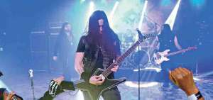 El &lsquo;guitar hero&rsquo; Gus G. frente al centenar de personas que se apostaron en la platea del Teatro Demetrio Aguilera Malta para ver a Firewind, el viernes 2 de marzo. Hace casi 7 a&ntilde;os, el m&uacute;sico visit&oacute; por primera vez Ecuador para presentarse junto con Ozzy Osbourne en Coliseo Rumi&ntilde;ahui.