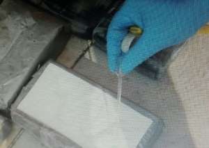 Los bloques tipo ladrillo conten&iacute;an clorhidrato de coca&iacute;na, en barra y l&iacute;quida. Foto: Ministerio del Interior 