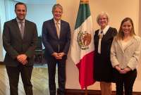 La embajadora mexicana Raquel Serur (der.) se reunió con el presidente Guillermo Lasso el 12 de octubre de 2022.