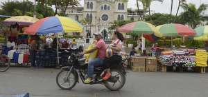 Los comerciantes est&aacute;n apostados y organizados en los alrededores de la Catedral y del Municipio local ofertando desde zapatos hasta obras de arte.