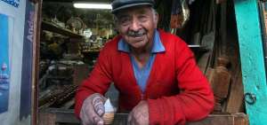 Jorge Flores, experto en la elaboraci&oacute;n de trompos, es uno de los personajes que consta en la exposici&oacute;n.