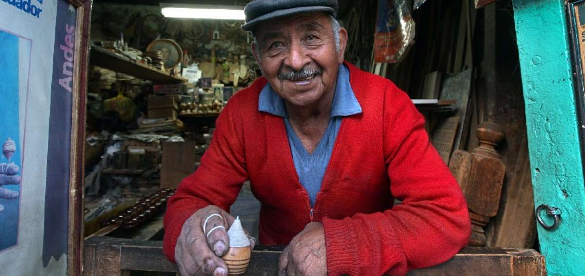 Jorge Flores, experto en la elaboraci&oacute;n de trompos, es uno de los personajes que consta en la exposici&oacute;n.