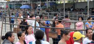 En el Centro de Rehabilitaci&oacute;n Social (CRS) Guayas los familiares de los reclusos tuvieron que abandonar el lugar y otros esperar para ingresar.