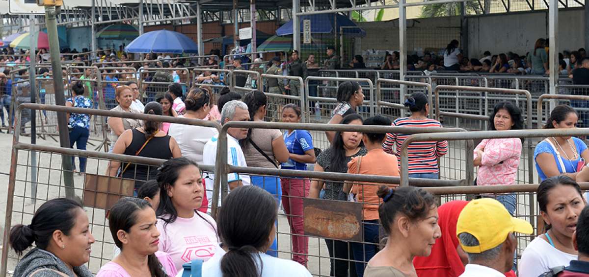 En el Centro de Rehabilitaci&oacute;n Social (CRS) Guayas los familiares de los reclusos tuvieron que abandonar el lugar y otros esperar para ingresar.