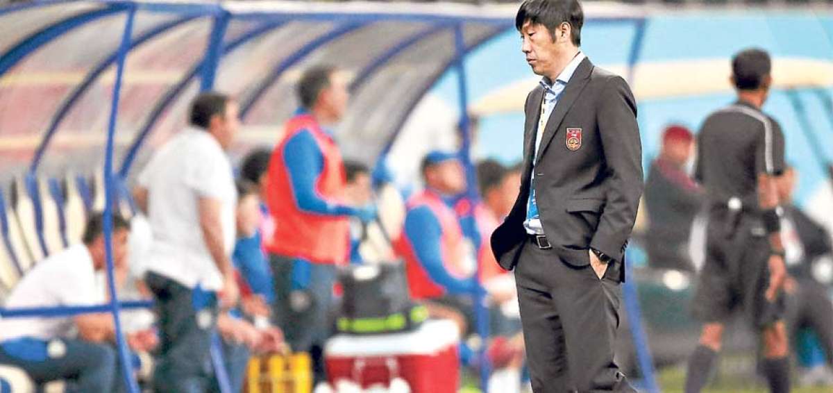 El t&eacute;cnico de la selecci&oacute;n china, Gao Hongbo, present&oacute; su dimisi&oacute;n tras la derrota 2-0 frente a Uzbekist&aacute;n.  