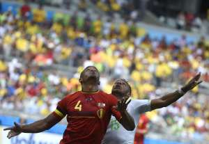 Vincent Kompany (i.) es titular en la defensa del equipo belga. Foto: AFP