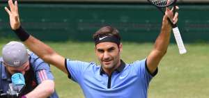 Federer avanza a cuartos en Halle en su preparaci&oacute;n para Wimbledon