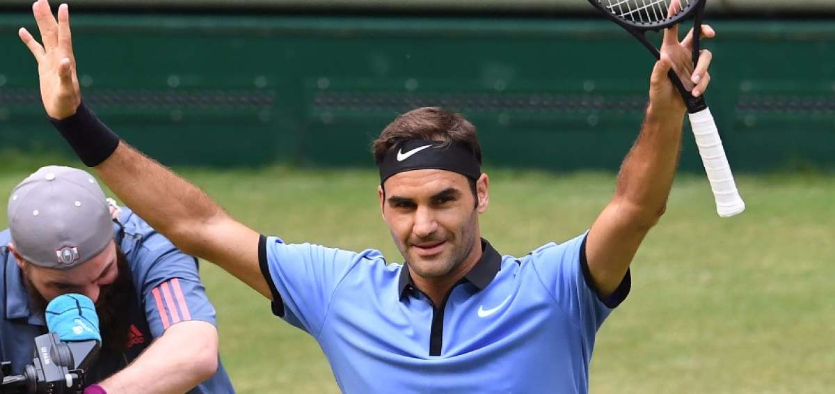 Federer avanza a cuartos en Halle en su preparaci&oacute;n para Wimbledon