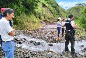 Se registra un deslizamiento de tierra en la vía que conecta Ibarra-San Lorenzo