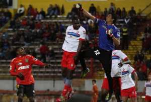 Carlos Tenorio se enfrent&oacute; a su excompa&ntilde;ero en la selecci&oacute;n de Ecuador que estuvo en el Mundial 2006 Cristian Mora. Foto: API