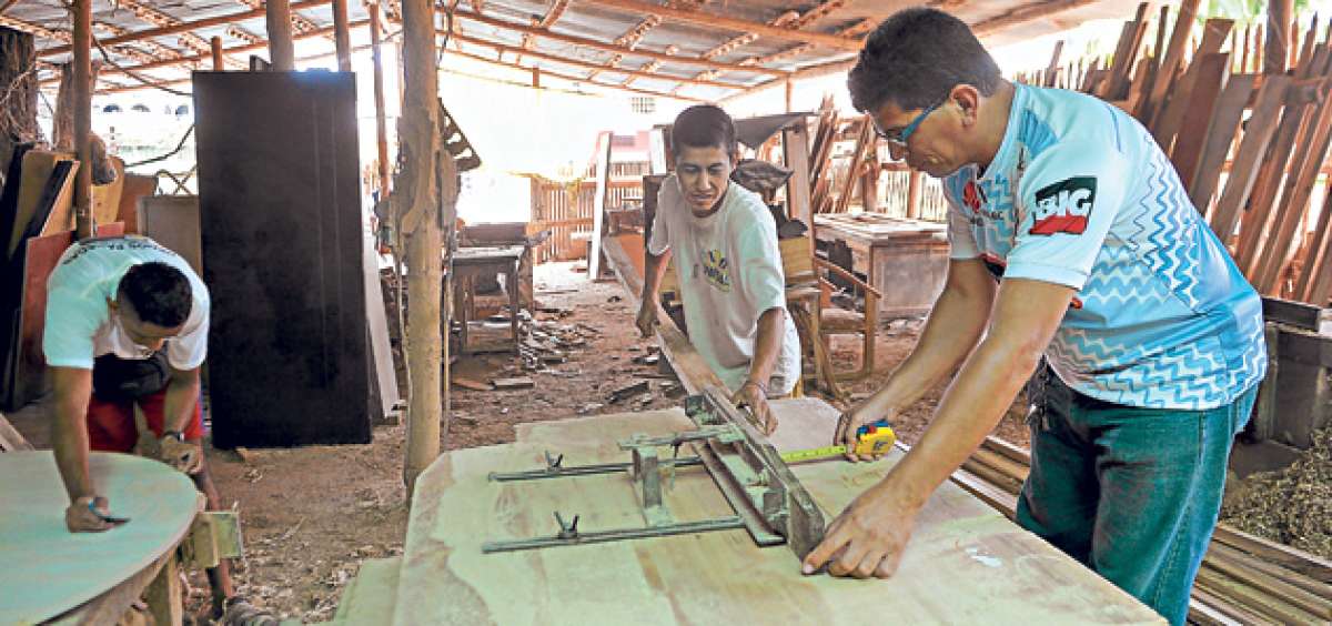En el taller El Nacional, Vicente Cevallos ha formado a decenas de nuevos colegas, sin dejar de lado sus actividades como artesano. Foto: Rodolfo P&aacute;rraga/El Tel&eacute;grafo